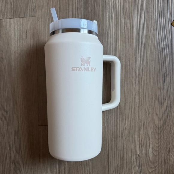 Stanley Cream Tumbler with Handle - Picture 3 of 8